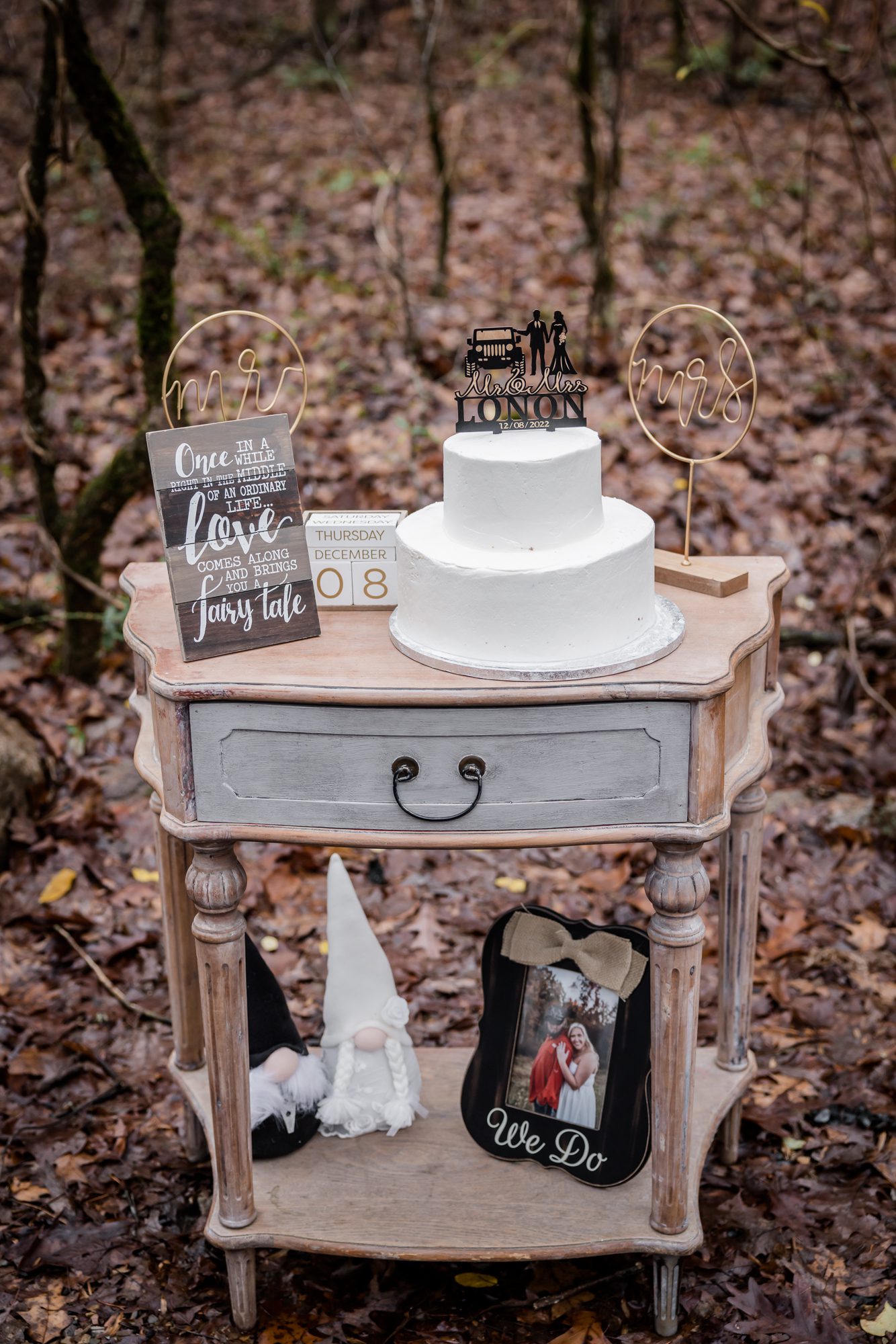Winter Wedding Cake Table