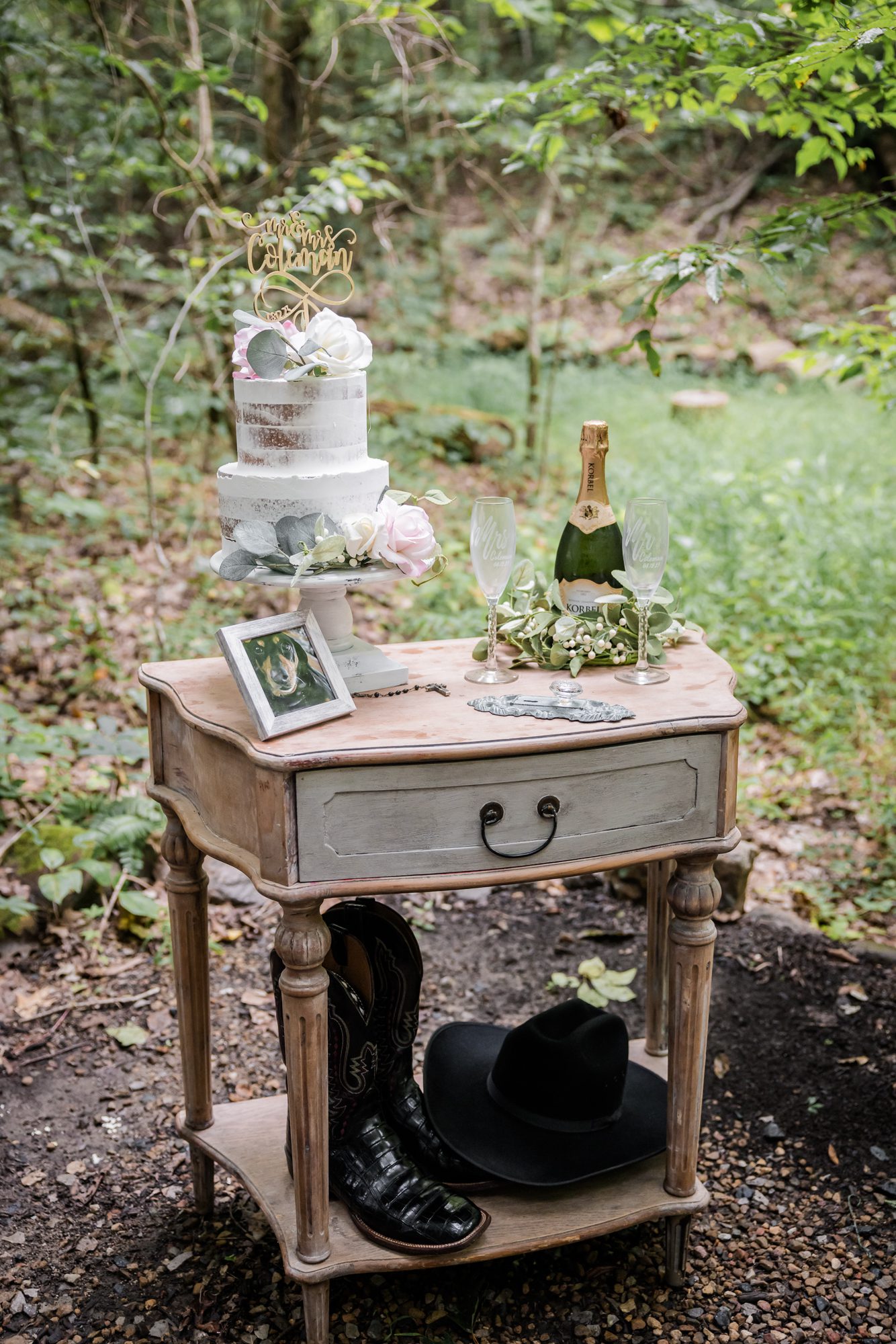 Outdoor cake and memory table
