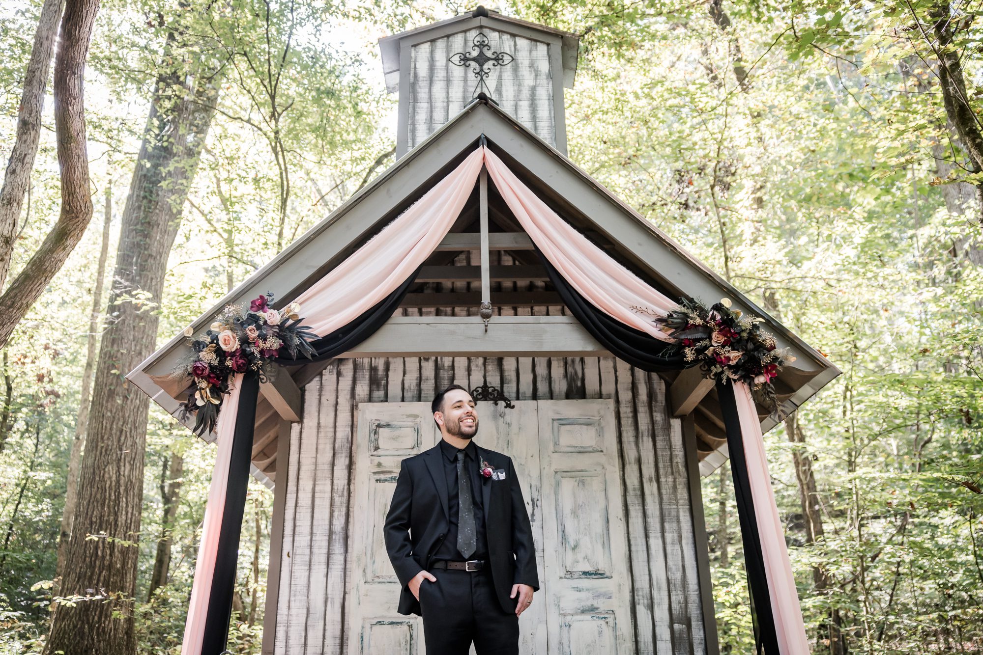 Woodsy groom portrait