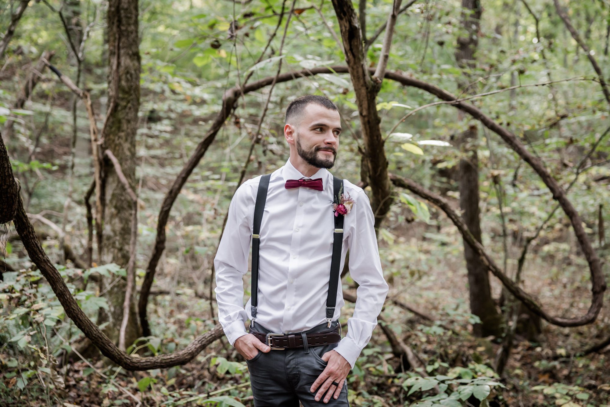 woodsy groom portrait
