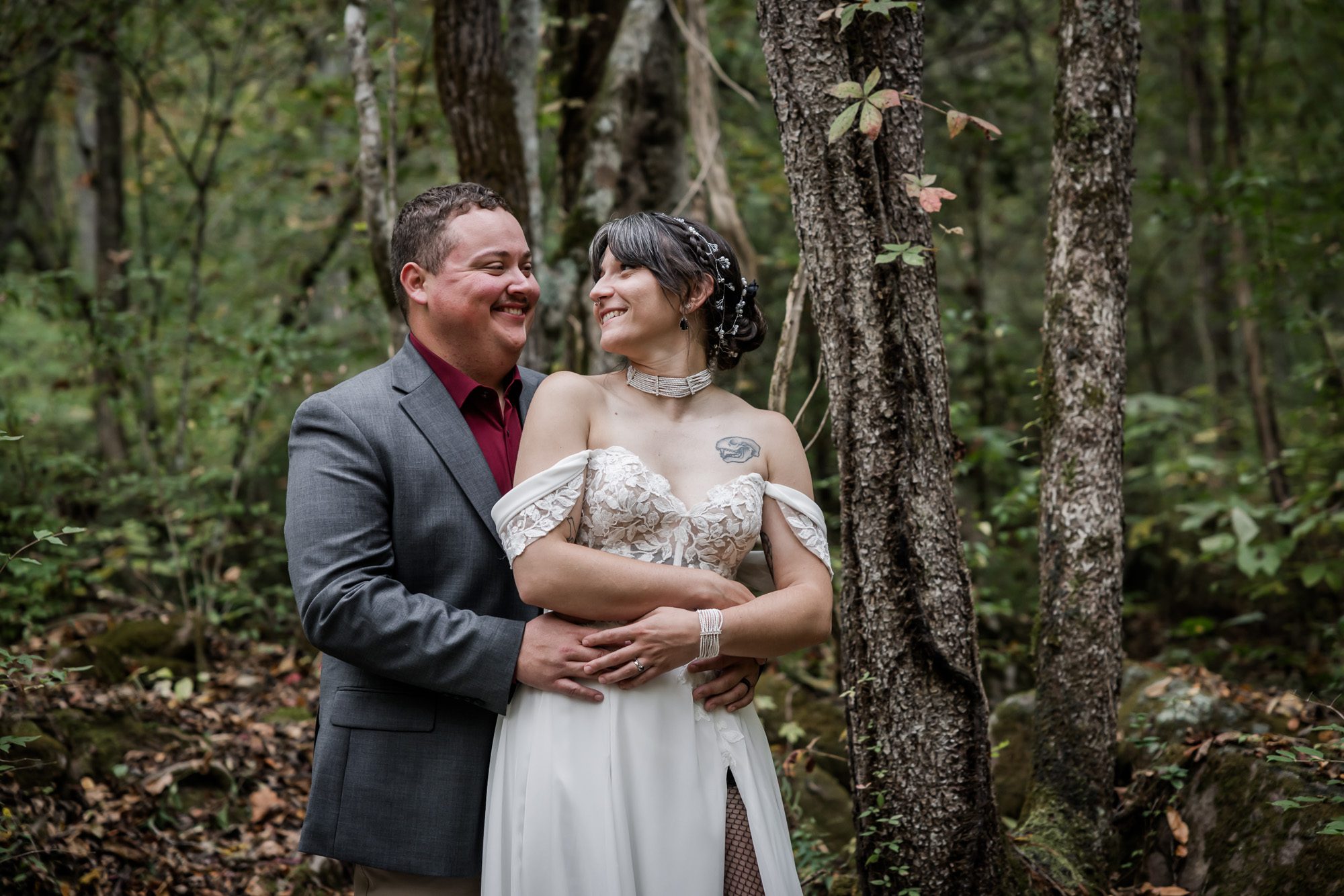 Woodsy bride and groomportrait