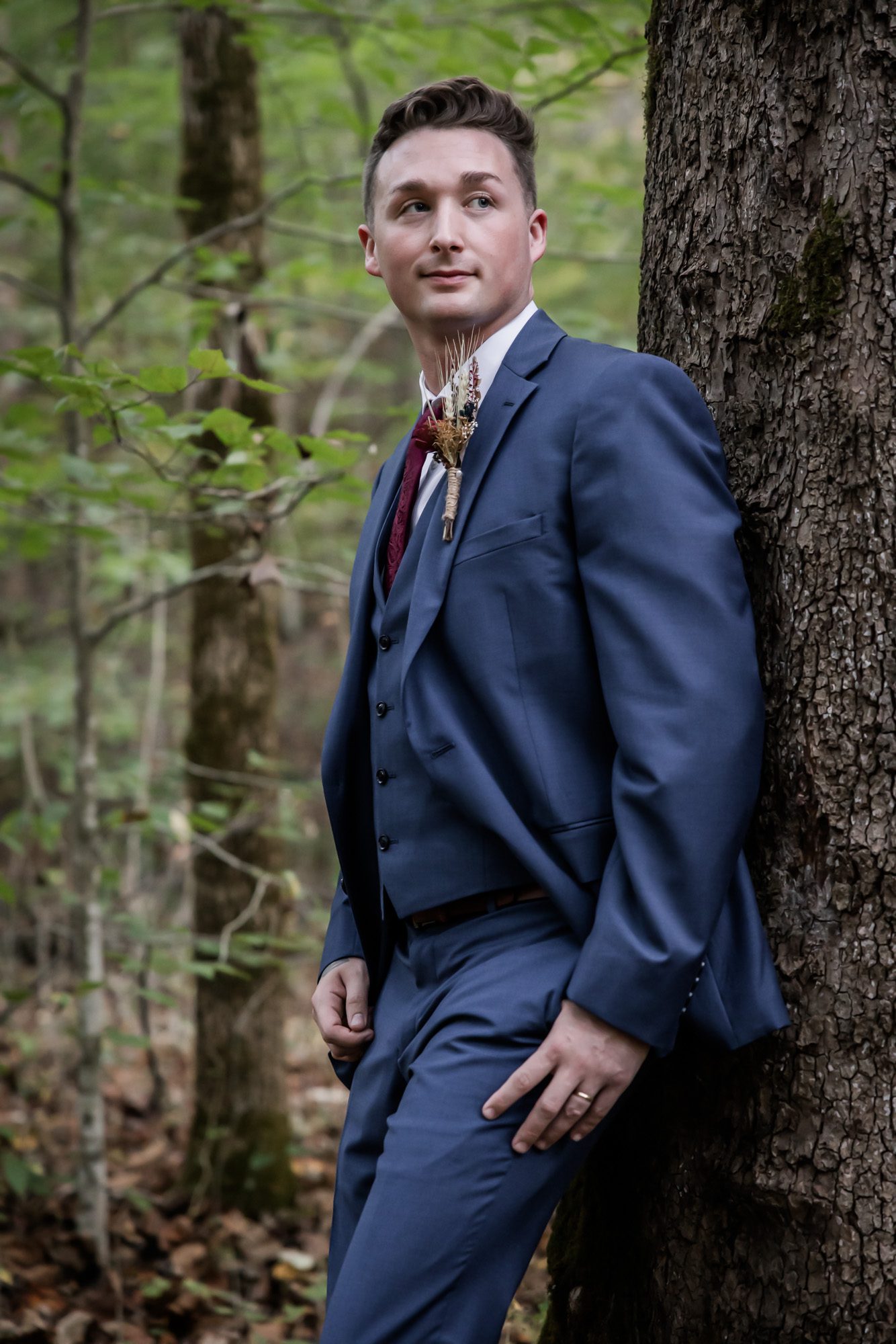 Woodsy groom portrait