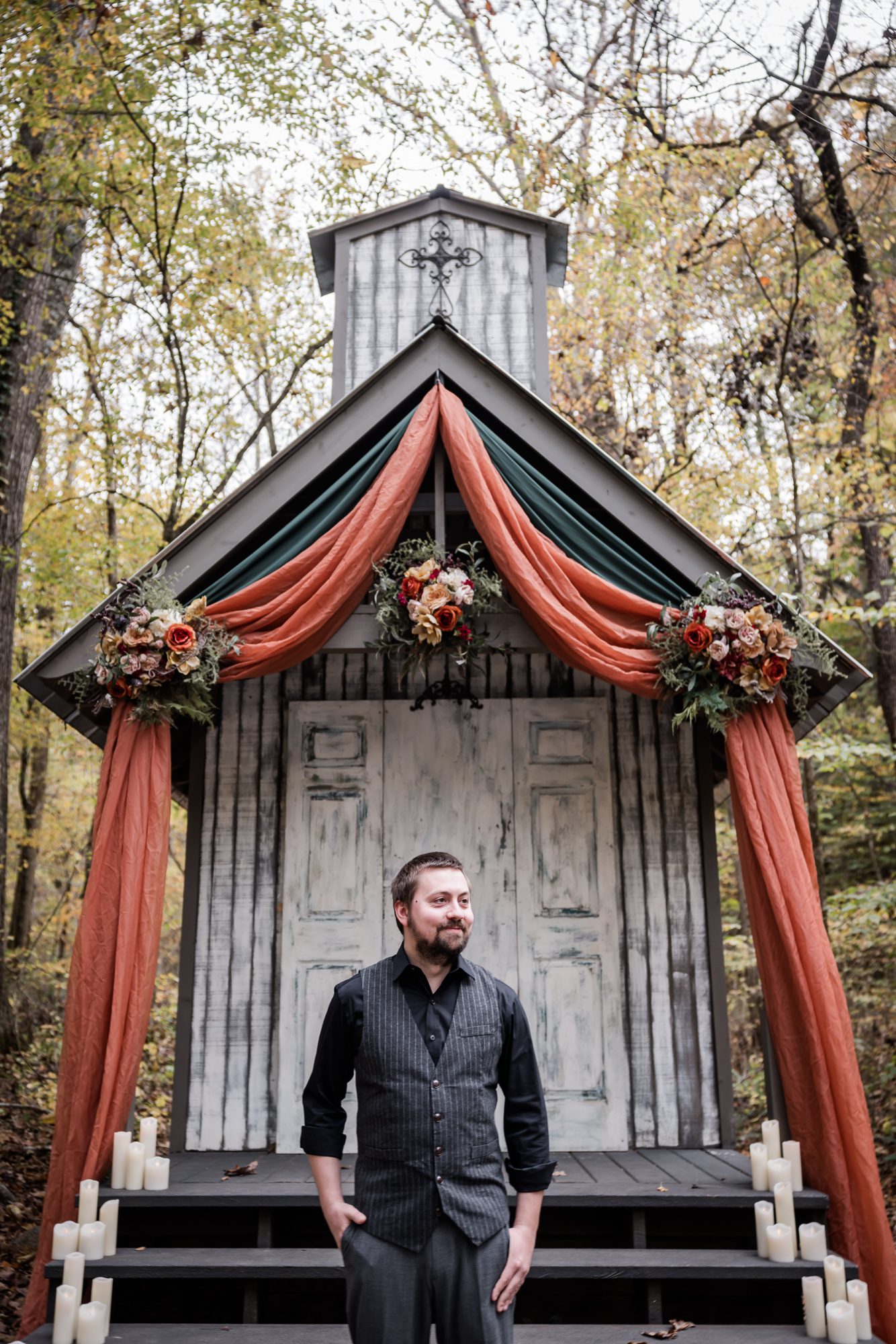 Woodsy groom portrait