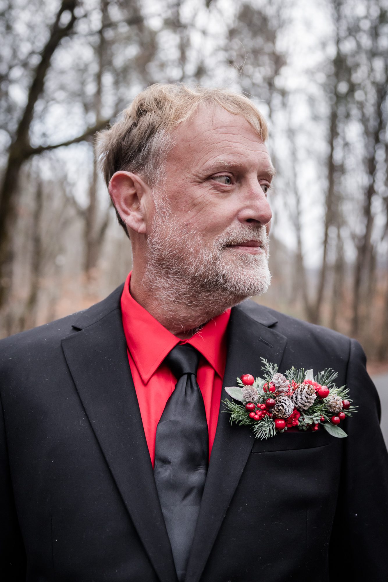 Woodsy groom portrait