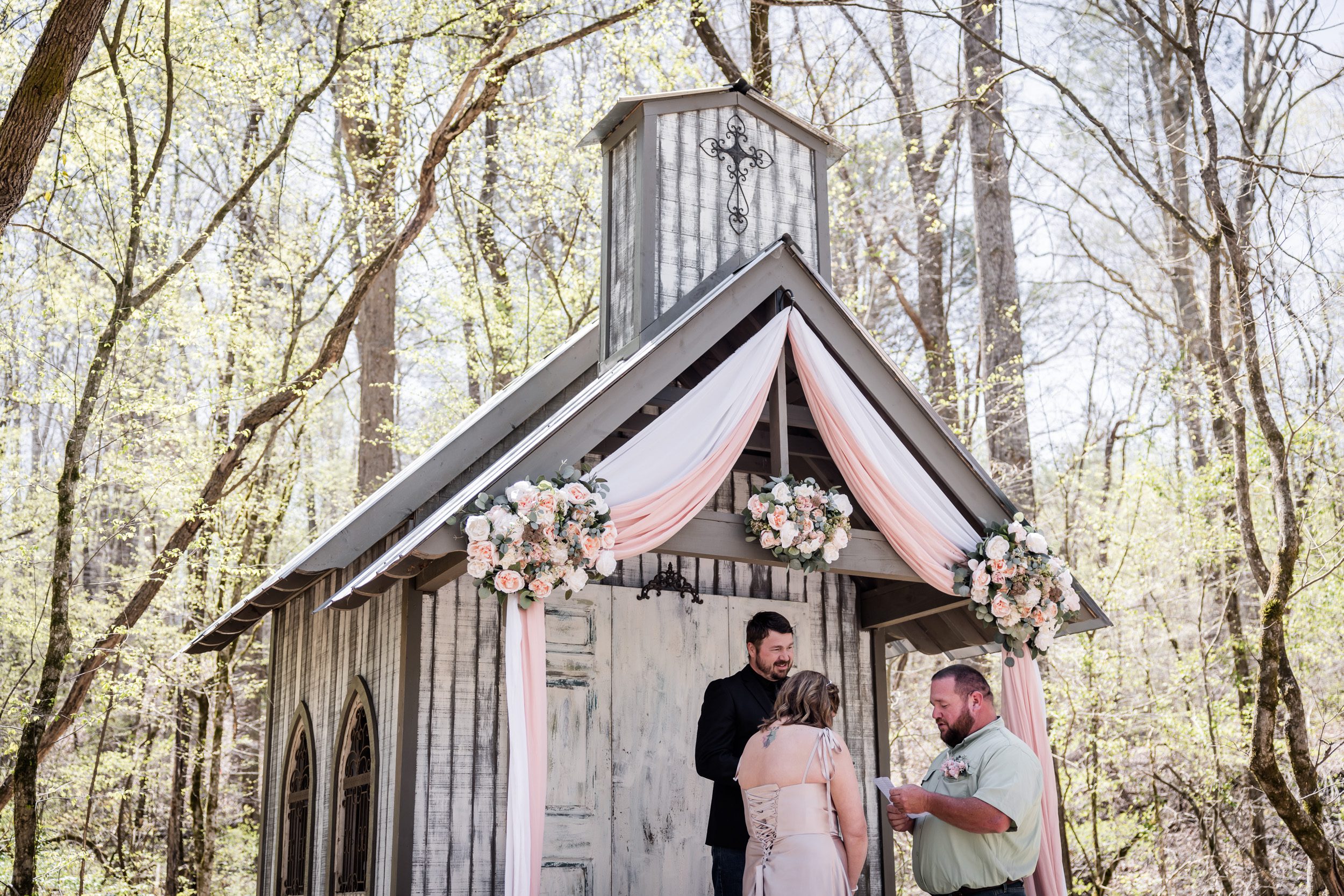 outdoor wedding chapel in east tennesesee