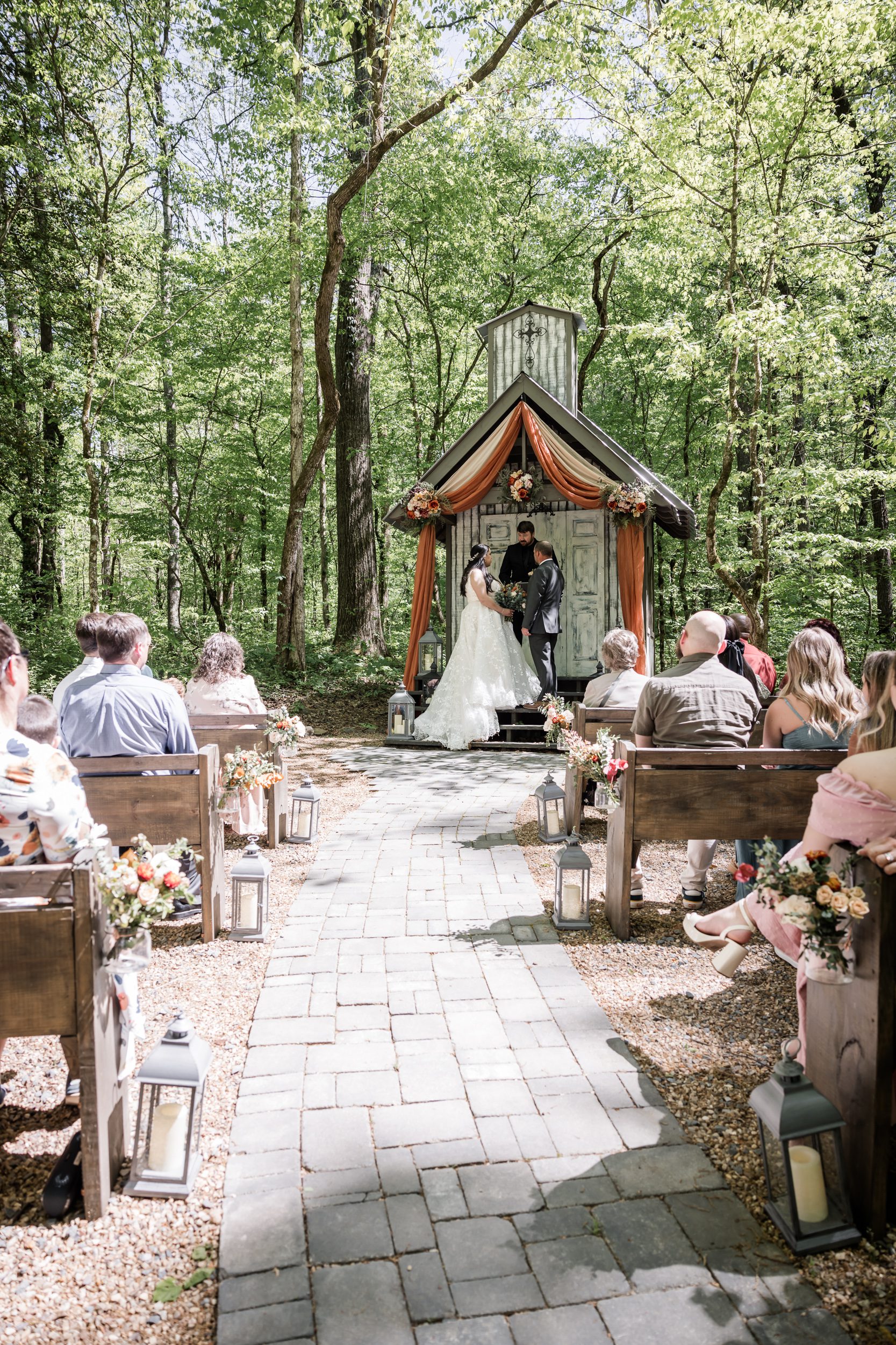 spring wedding in East Tennessee